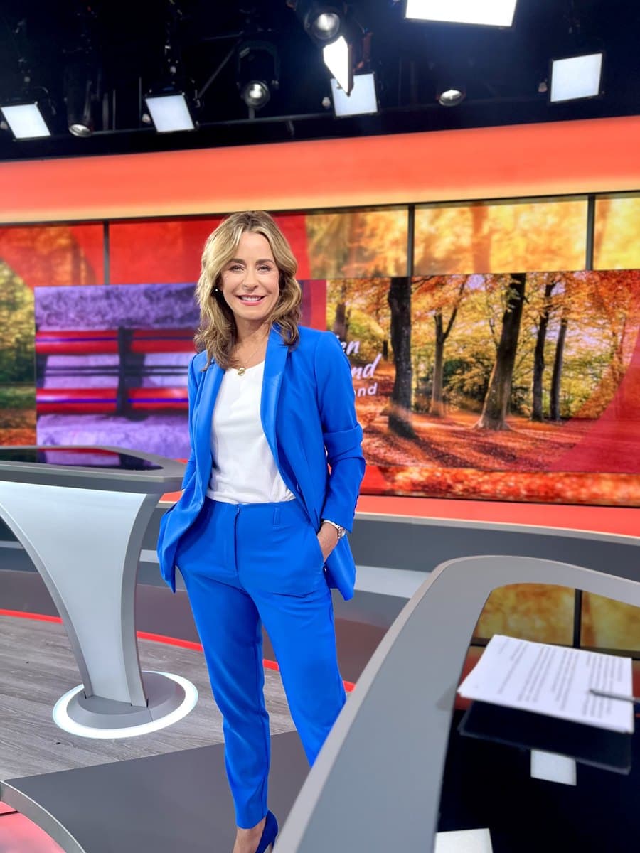 Bettina Cramer im blauen Hosenanzug