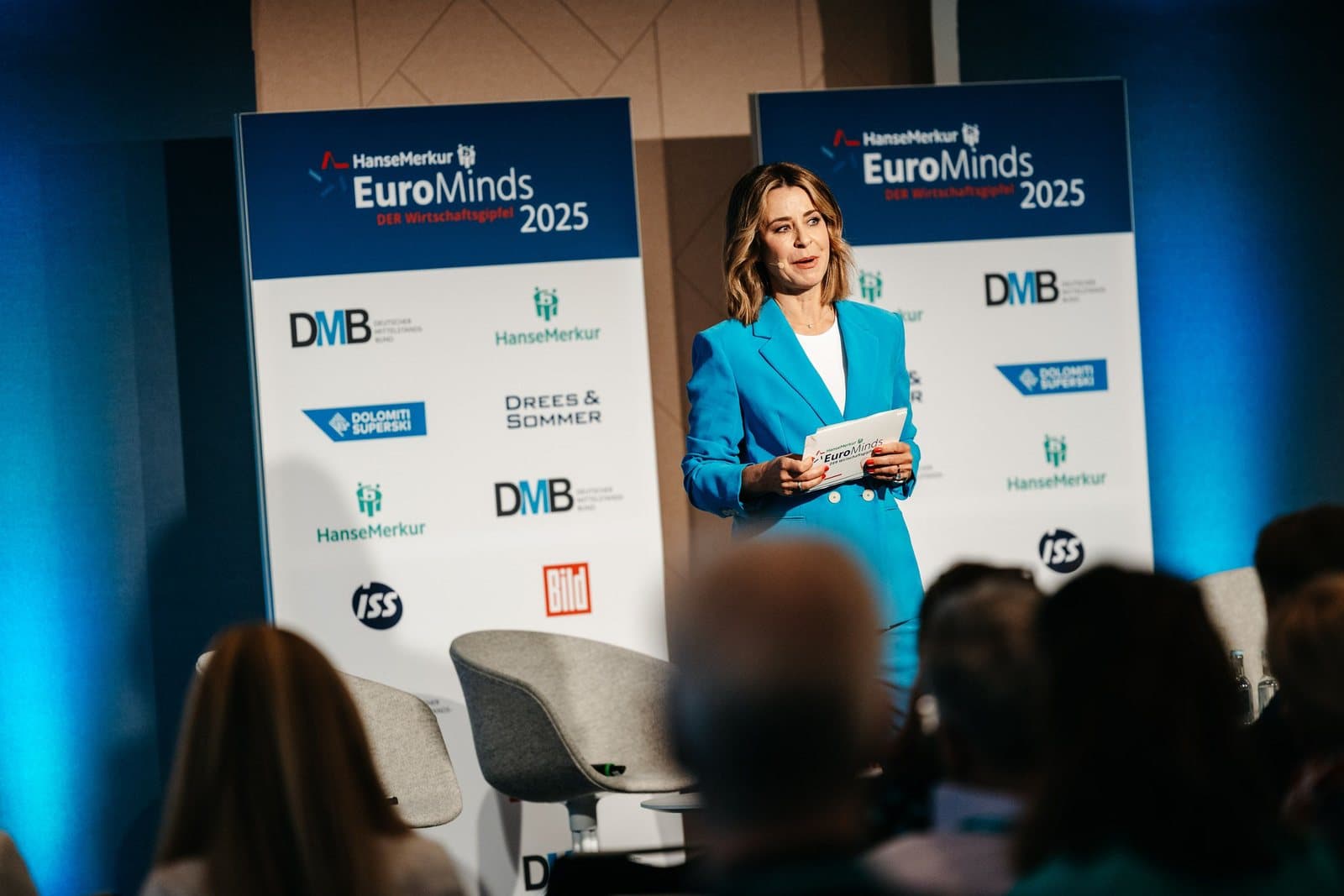 Bettina Cramer auf der Bühne beim Wirtschaftsgipfel EuroMinds